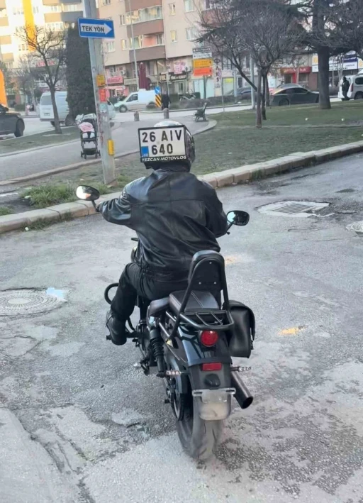 D&uuml;şen plakasını kaskına bantlayıp yoluna devam ettim
