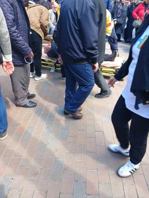 D&uuml;şerek yaralanan adama sağlık ekipleri m&uuml;dahale etti
