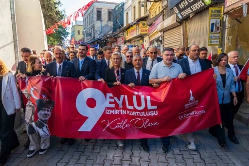 Düşman işgalinden kurtuluşa özel 350 metrelik bayrak caddelerde dalgalandı
