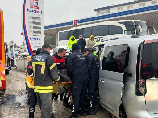 Duvara &ccedil;arpan hafif ticari aracın s&uuml;r&uuml;c&uuml;s&uuml; yaralandı
