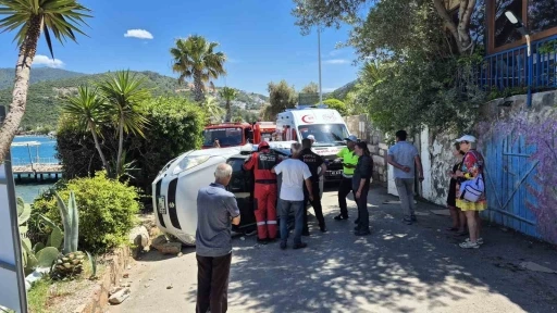 Duvara &ccedil;arpan otomobil devrildi
