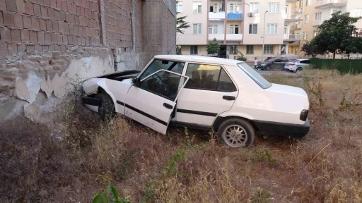 Duvara &ccedil;arpan otomobilin s&uuml;r&uuml;c&uuml;s&uuml; kayıplara karıştı
