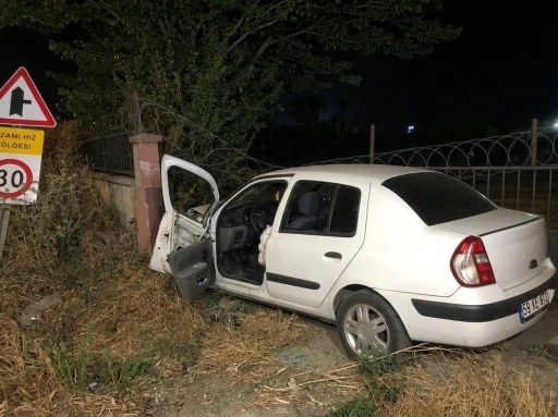 Duvara &ccedil;arpan otomobilin s&uuml;r&uuml;c&uuml;s&uuml; yaralandı
