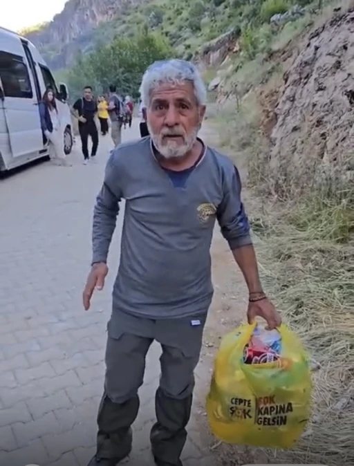 Duyarlı vatandaş piknik alanındaki &ccedil;&ouml;pleri elleriyle topladı
