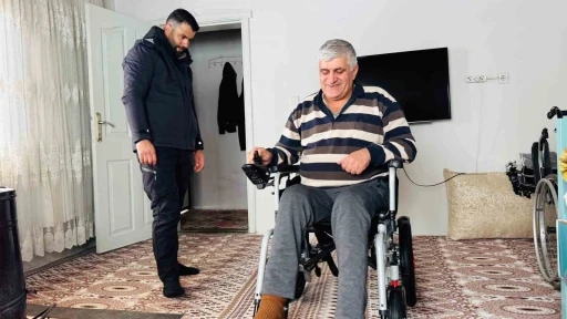 Duyarlı vatandaştan engelli vatandaşa ak&uuml;l&uuml; sandalye desteği
