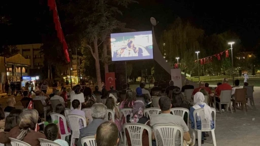 Duygu yüklü film açık havada izlendi

