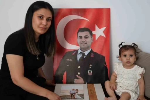 Duygulandıran hikaye: Şehit eşiyle yaptıklarını şimdi 13 aylık kızıyla yapıyor
