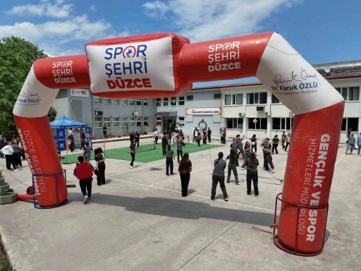 D&uuml;zce Belediyesi gen&ccedil;leri sporla buluşturmaya devam ediyor
