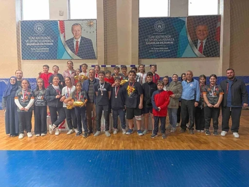 D&uuml;zce&rsquo;de 100 sporcu raket salladı
