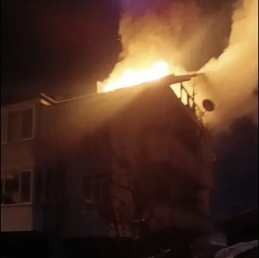 D&uuml;zce&rsquo;de 3 katlı binanın &ccedil;atısı alev alev yandı
