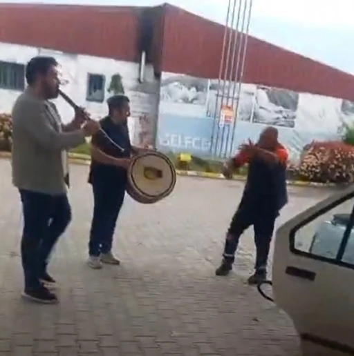 D&uuml;zce&rsquo;de akaryakıt istasyonunda renkli g&ouml;r&uuml;nt&uuml;ler: Klarnet&ccedil;i ve davulcu &ccedil;aldı, pompacı oynadı
