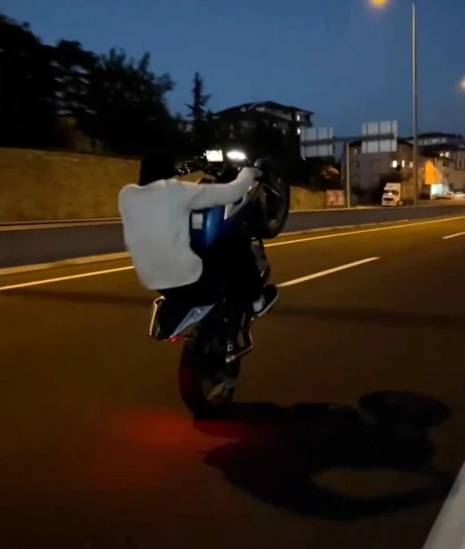 D&uuml;zce&rsquo;de akrobatik hareketler yapan motosikletli "aday s&uuml;r&uuml;c&uuml;" &ccedil;ıktı
