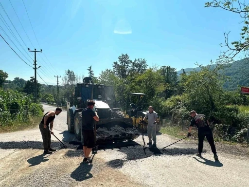 D&uuml;zce&rsquo;de asfalt ve yama &ccedil;alışmaları s&uuml;r&uuml;yor
