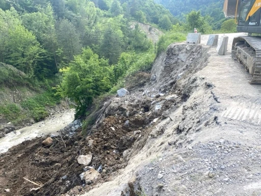D&uuml;zce&rsquo;de aşırı yağışlar heyelana neden oluyor
