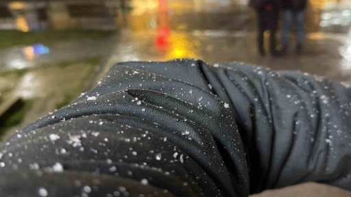 D&uuml;zce&rsquo;de beklenen kar yağışı başladı
