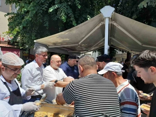 D&uuml;zce&rsquo;de bin kişinin ağzı AK Parti tarafından dağıtılan aşure ile tatlandı
