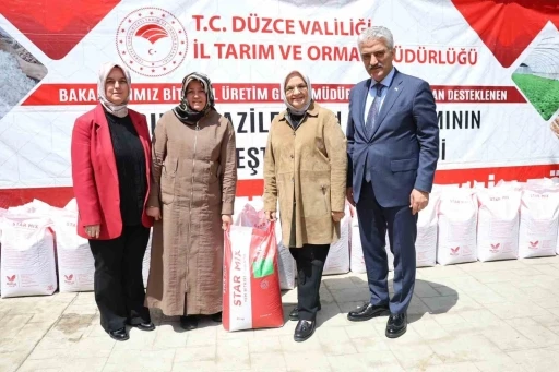 D&uuml;zce&rsquo;de &ccedil;ift&ccedil;ilere yem bitkisi tohumu dağıtıldı
