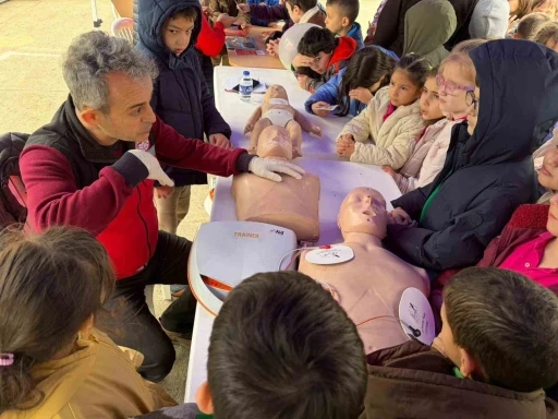 D&uuml;zce&rsquo;de &ccedil;ocuklara afet eğitimleri s&uuml;r&uuml;yor
