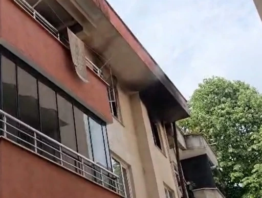 D&uuml;zce&rsquo;de daireden y&uuml;kselen alevler camları kırdı
