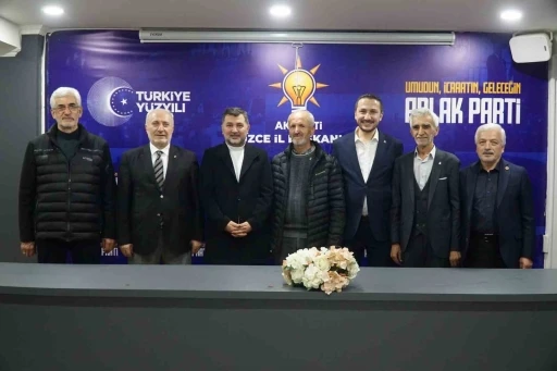 D&uuml;zce&rsquo;de emekli eğitimciler AK Parti&rsquo;ye katıldı
