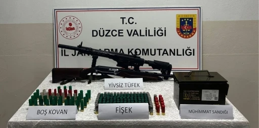 Düzce’de evinin bahçesinde havaya ateş eden 2 kişi yakalandı
