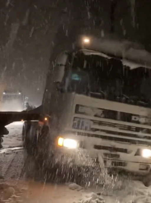 D&uuml;zce&rsquo;de ge&ccedil;iş g&uuml;zergahlarında tırlar makasladı, yollar kısmen kapandı
