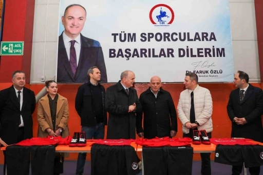 D&uuml;zce&rsquo;de g&uuml;reş&ccedil;ilere spor malzemeleri dağıtıldı
