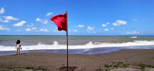Düzce’de hava şartları sebebiyle denize girmek yasaklandı

