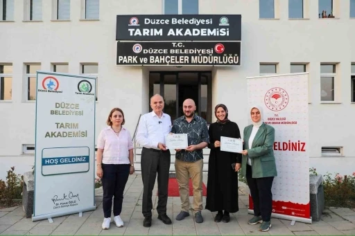 D&uuml;zce&rsquo;de ilk kez yetişen siyez buğdayının hasadı yapıldı
