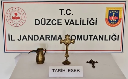 Düzce’de kaçakçılara göz açtırılmıyor: Çok sayıda makaron, tütün ve tarihi eser ele geçirildi
