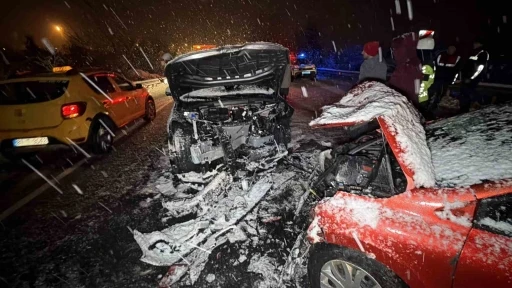 D&uuml;zce&rsquo;de kafa kafaya &ccedil;arpışan ara&ccedil;lar hurdaya d&ouml;nd&uuml;: 7 yaralı
