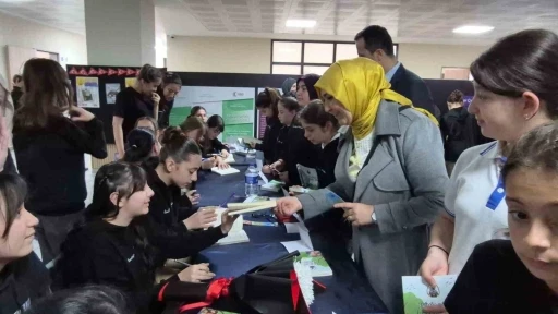 D&uuml;zce&rsquo;de minik yazarlar imza g&uuml;n&uuml; yaptı
