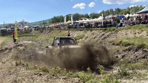 D&uuml;zce&rsquo;de Off-Road festivali nefes kesti: 60 ara&ccedil; zorlu parkurda yarıştı
