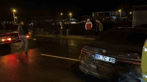 D&uuml;zce&rsquo;de otomobil halk otob&uuml;s&uuml; ile &ccedil;arpıştı: 5 yaralı
