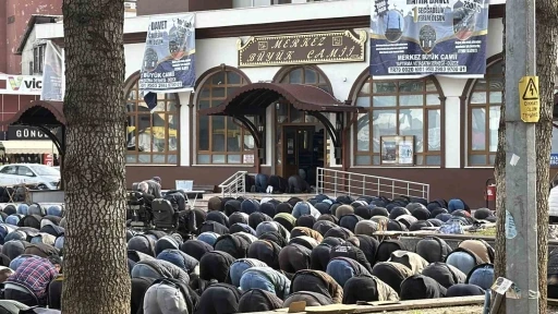 D&uuml;zce&rsquo;de Ramazan bereketi camilere sığmadı
