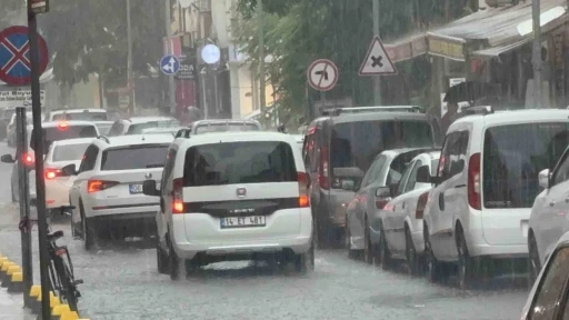 Düzce’de sağanak yağış 5 dakikada sokakları göle çevirdi
