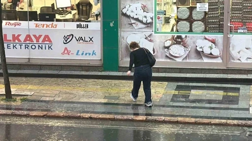 D&uuml;zce&rsquo;de sağanak yağış vatandaşları hazırlıksız yakaladı
