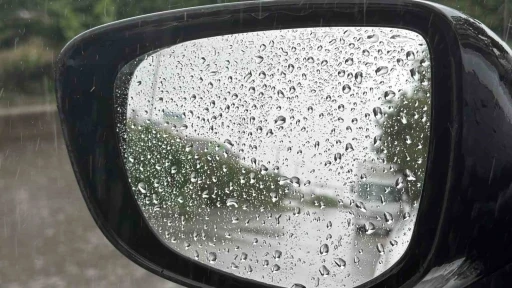 D&uuml;zce&rsquo;de sağanak yağışla yollar g&ouml;le d&ouml;nd&uuml;
