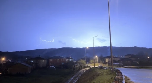 D&uuml;zce&rsquo;de şimşeklerin ardından dolunay mest etti
