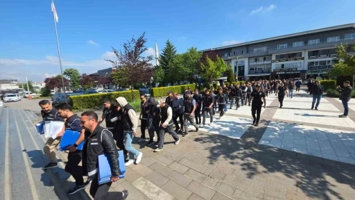 D&uuml;zce&rsquo;de staj dolandırıcılığı yaptığı iddia edilen 21 kişi adliyeye sevk edildi
