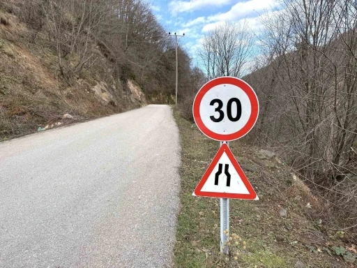 D&uuml;zce&rsquo;de trafik levhaları yenileniyor
