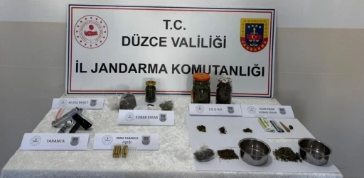 D&uuml;zce&rsquo;de uyuşturucu operasyonunda 2 kişi g&ouml;zaltına alındı
