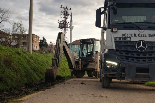 D&uuml;zce&rsquo;de yağmur suyu i&ccedil;in v kanal altyapısı s&uuml;r&uuml;yor
