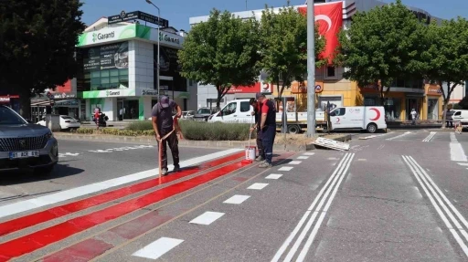 Düzce’de yaya geçit çizgileri yenilenerek belirgin hale getiriliyor

