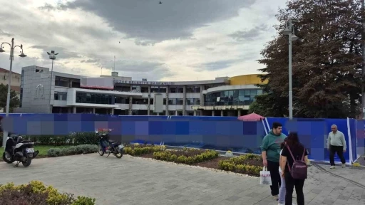 Düzce’de yıkım çalışması süren belediye binasında yangın
