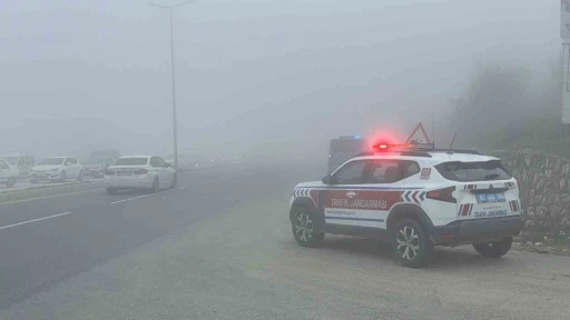 Düzce’de yoğun sis görüş mesafesini 5 metreye düşürdü
