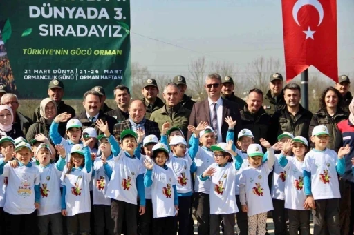 D&uuml;zce&rsquo;de y&uuml;zlerce fidan toprakla buluştu
