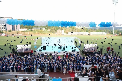 D&uuml;zce &Uuml;niversitesi mezuniyet t&ouml;renleri sona erdi
