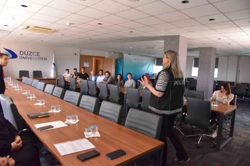 D&uuml;zce &Uuml;niversitesi&rsquo;nde en iyi narkotik polisi anne konferansı
