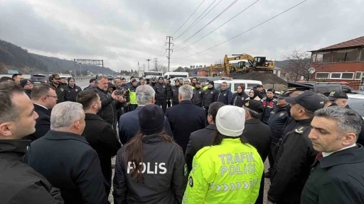 D&uuml;zce Valisinden s&uuml;r&uuml;c&uuml;lere: "Vatandaşına tuzak kuran bir bakış a&ccedil;ımız yok"
